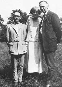 左からアーサー・ラマース、グラディス・ディヴィス（リーディング速記記録者）、エドガー・ケイシ